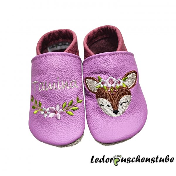 Lederpuschen orchidee-altrosa, links mit Namen creme Ranke 3 rosa-weiß-altrosa und rechts Boho Reh